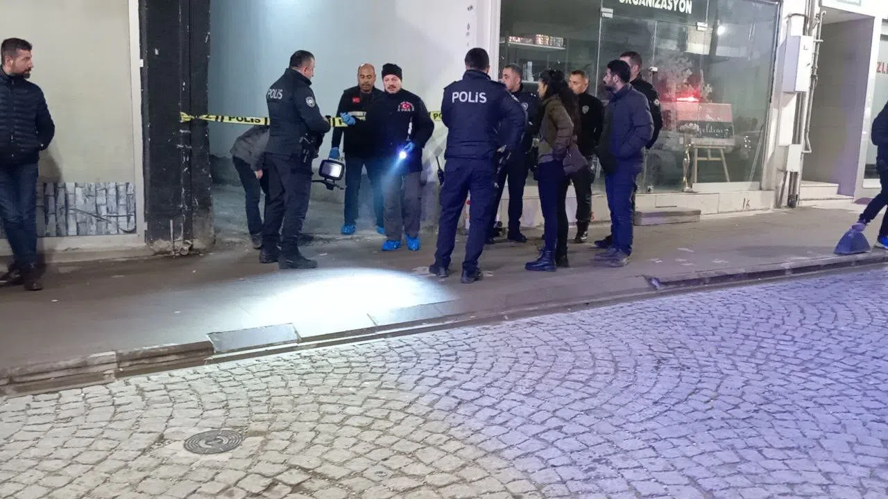 Tüfekle oynarken kazara arkadaşını vurdu