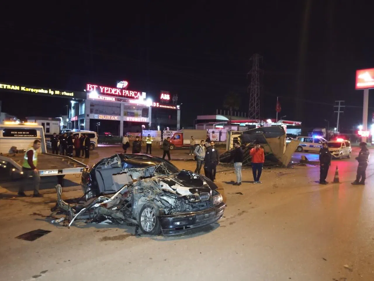 Otomobil ile kamyonet çarpıştı: 1 ölü, 3 yaralı