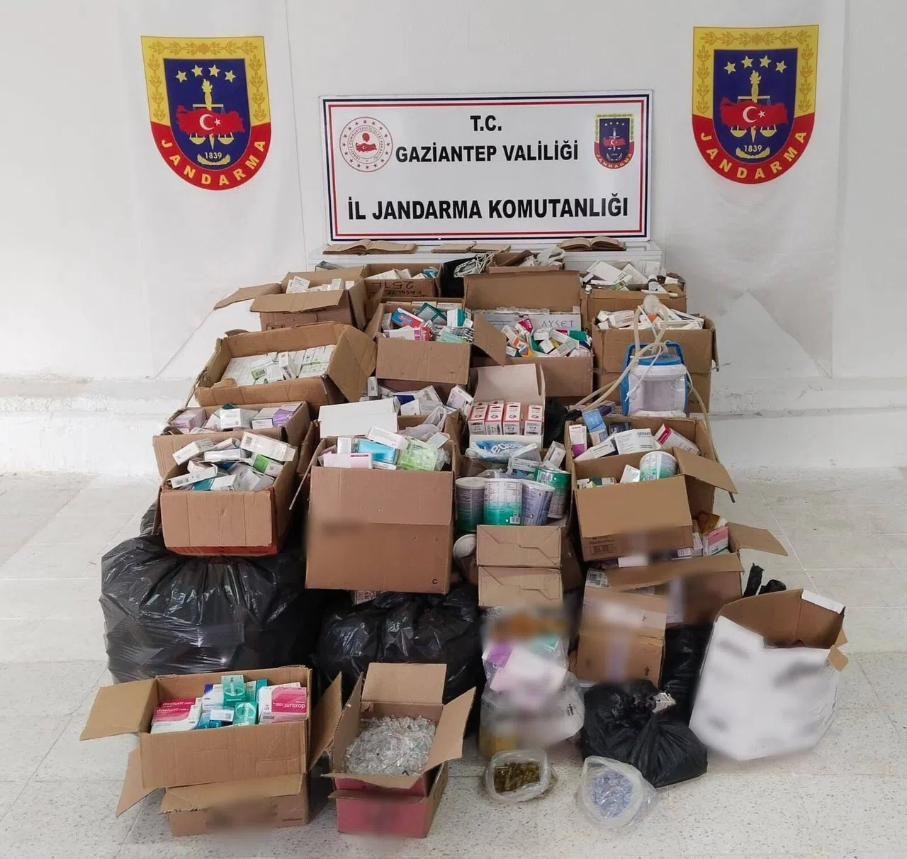 3 milyon lira değerinde kaçak ilaç ve tıbbi malzeme ele geçirildi