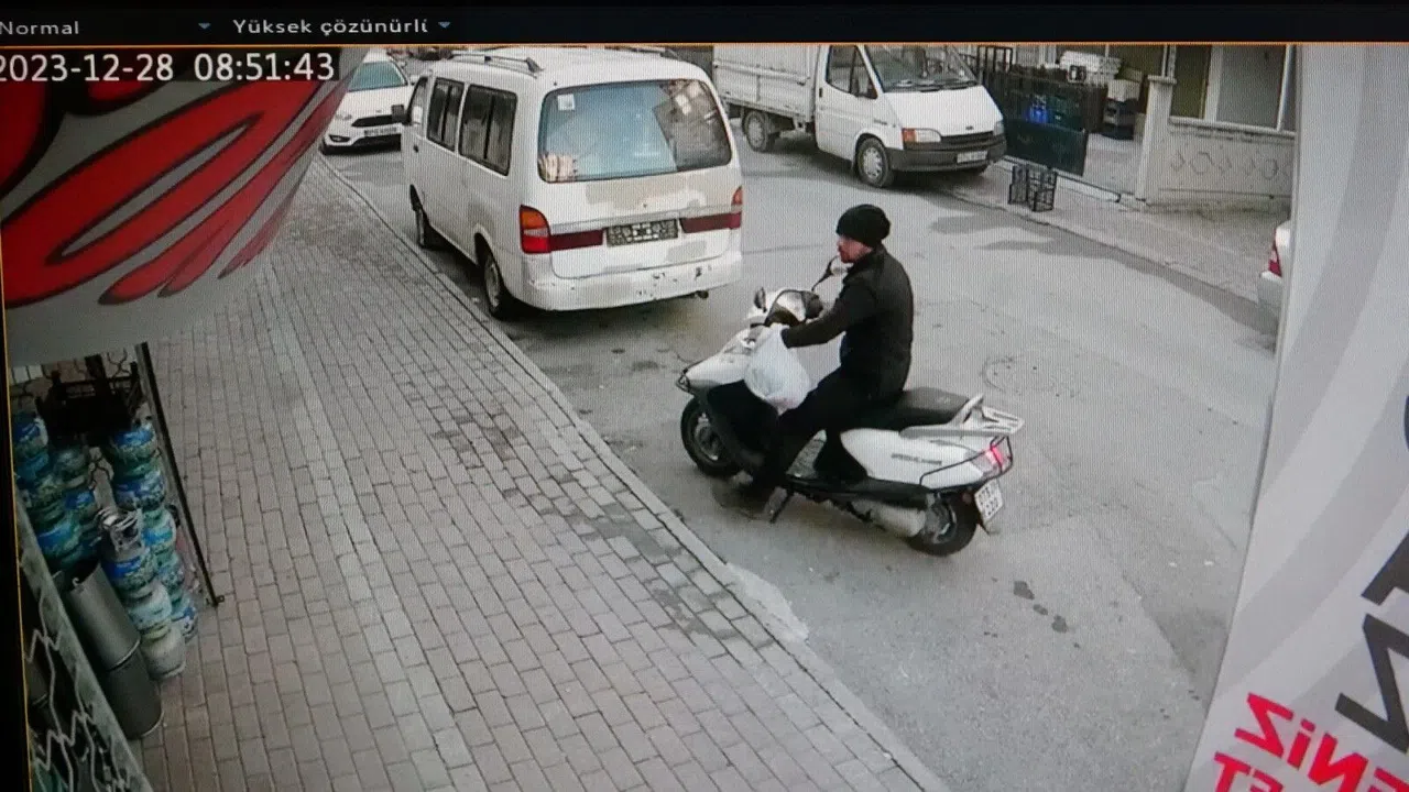 Anahtarını üzerinde bıraktığı motosikleti çalındı