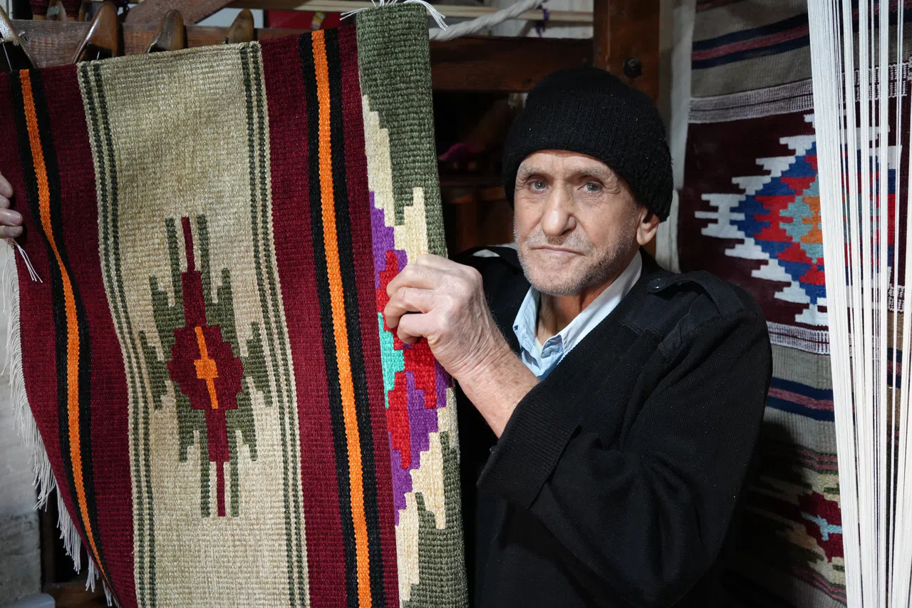 3 metrekarelik dükkanında teknolojiye direniyor
