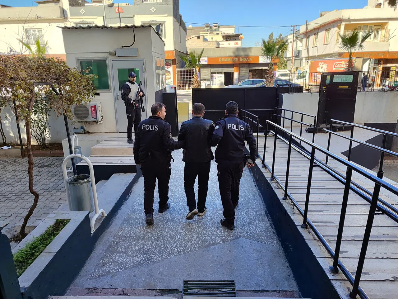 Hırsız polise evde yakalandı