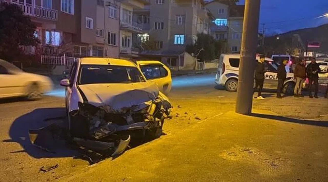 Kavşağa kontrolsüz giren 2 araç çarpıştı: 3 yaralı