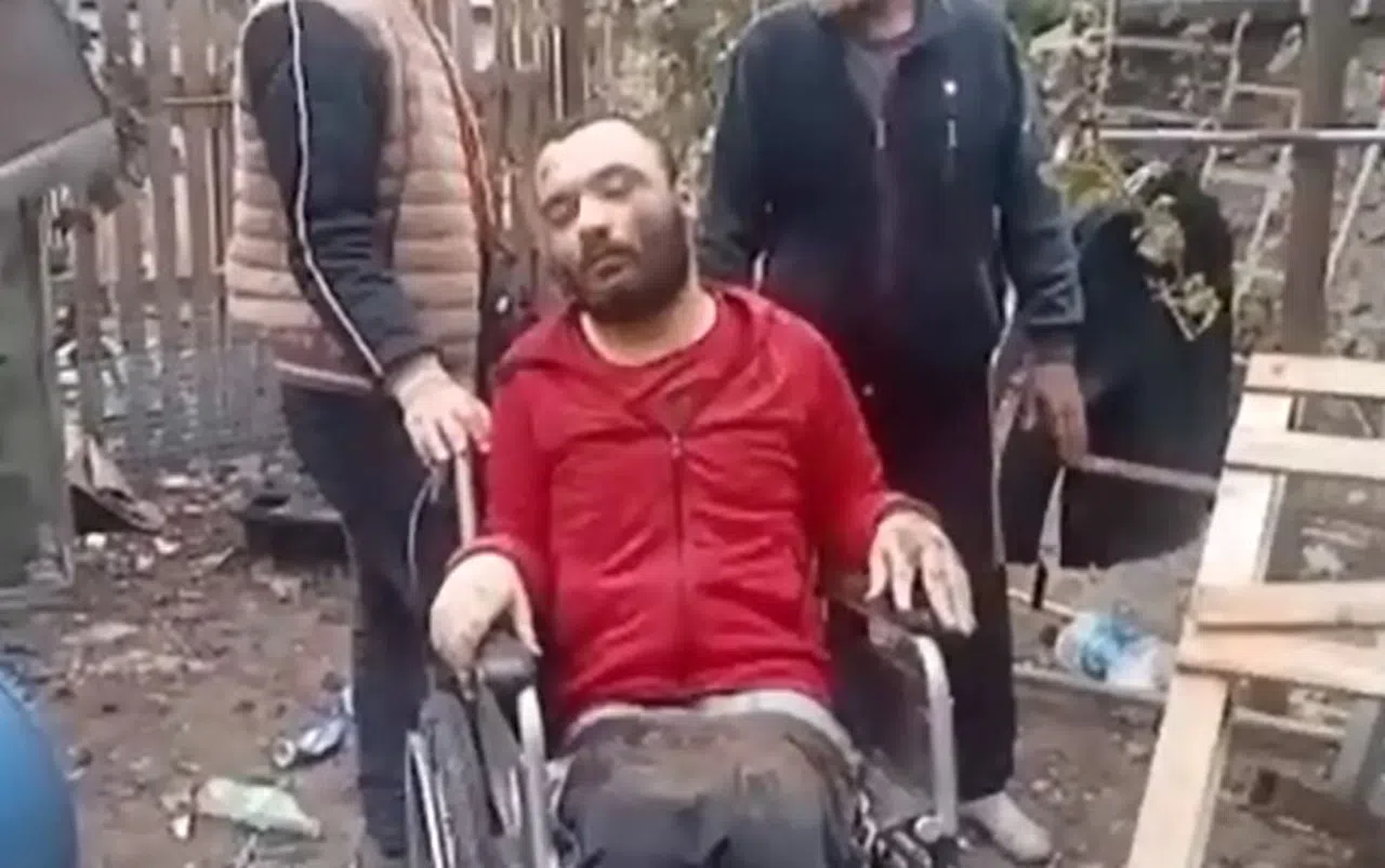 Alev alev yanan evdeki engelli genci ölümden babası kurtardı