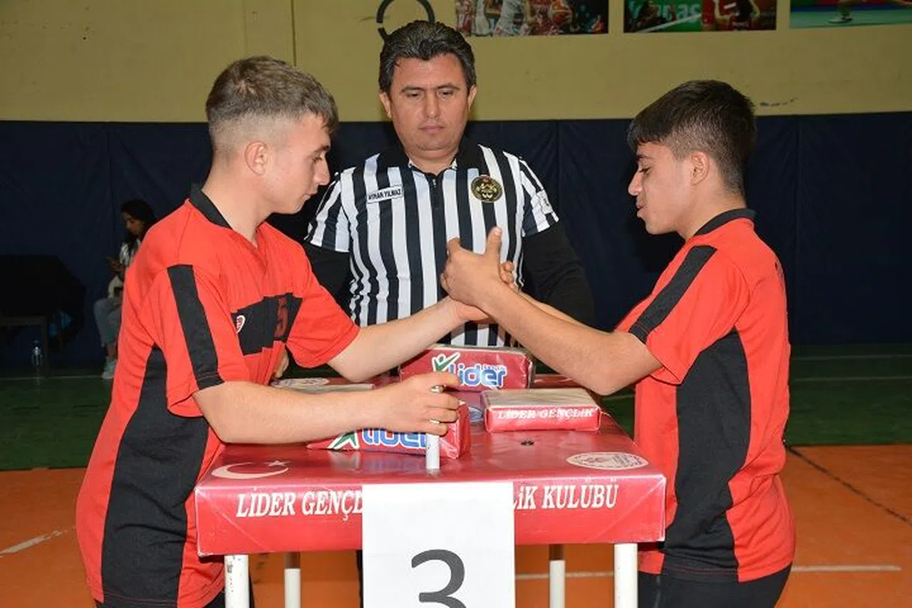 Kahramanmaraş’ta liseli bilekler yarıştı