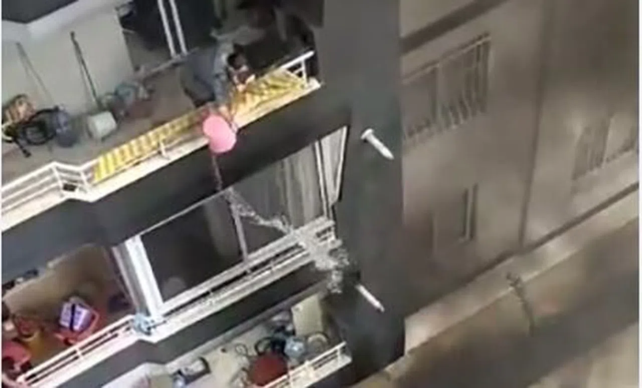 Yanan otomobili balkondan kovayla su dökerek söndürmeye çalıştı