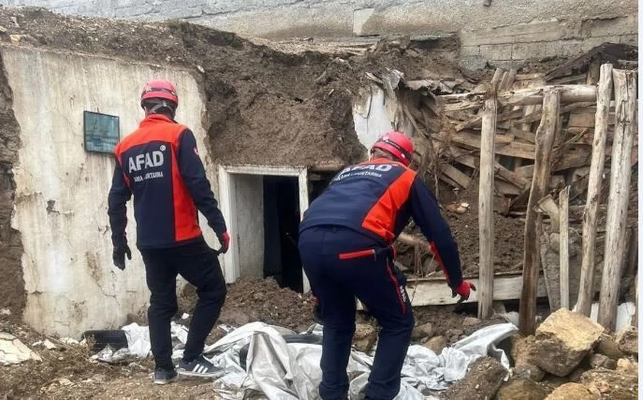 Adıyaman'da ağır hasarlı toprak ev çöktü