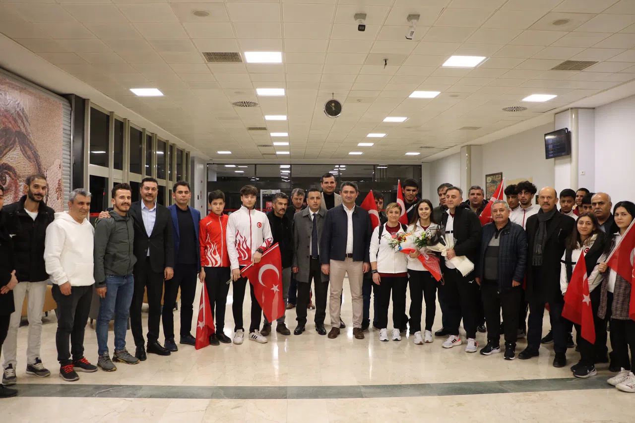 Kahramanmaraş’ın şampiyonları yurda döndü: Çiçeklerle karşılandılar