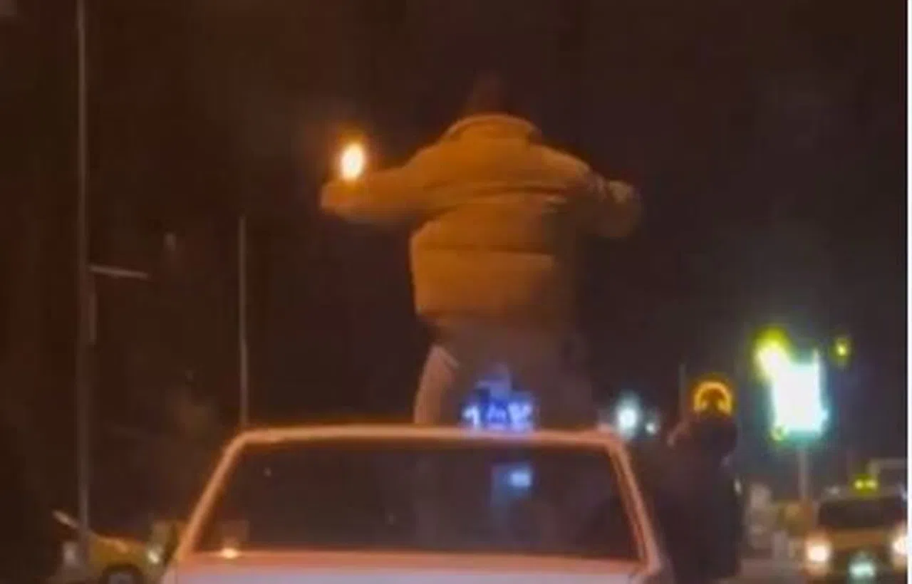 Seyir halindeki aracı diskoya çevirdiler