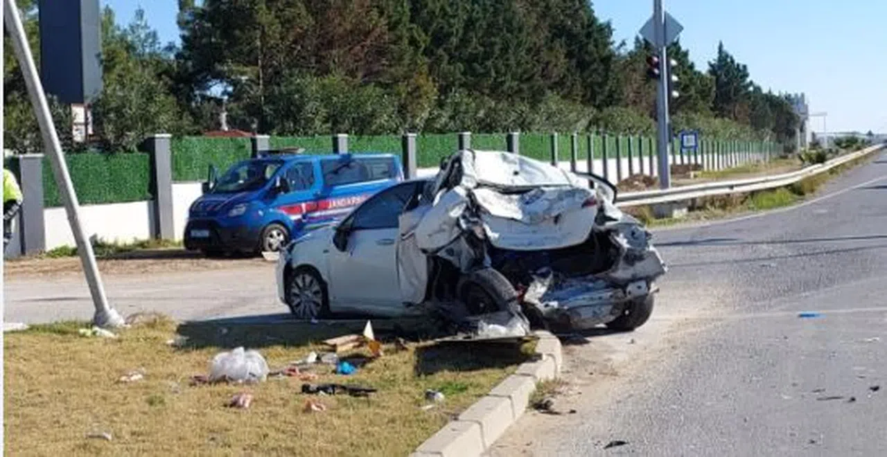 Kamyon, kırmızı ışıkta duran otomobile çarptı:2 yaralı