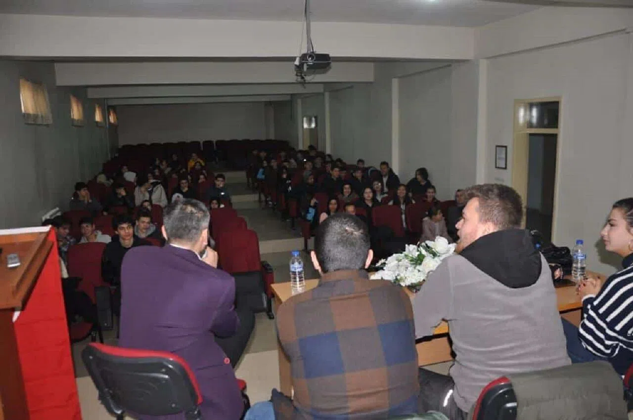 Kahramanmaraş’ta genç gazeteciler genç öğrencilere deneyimlerini aktardı
