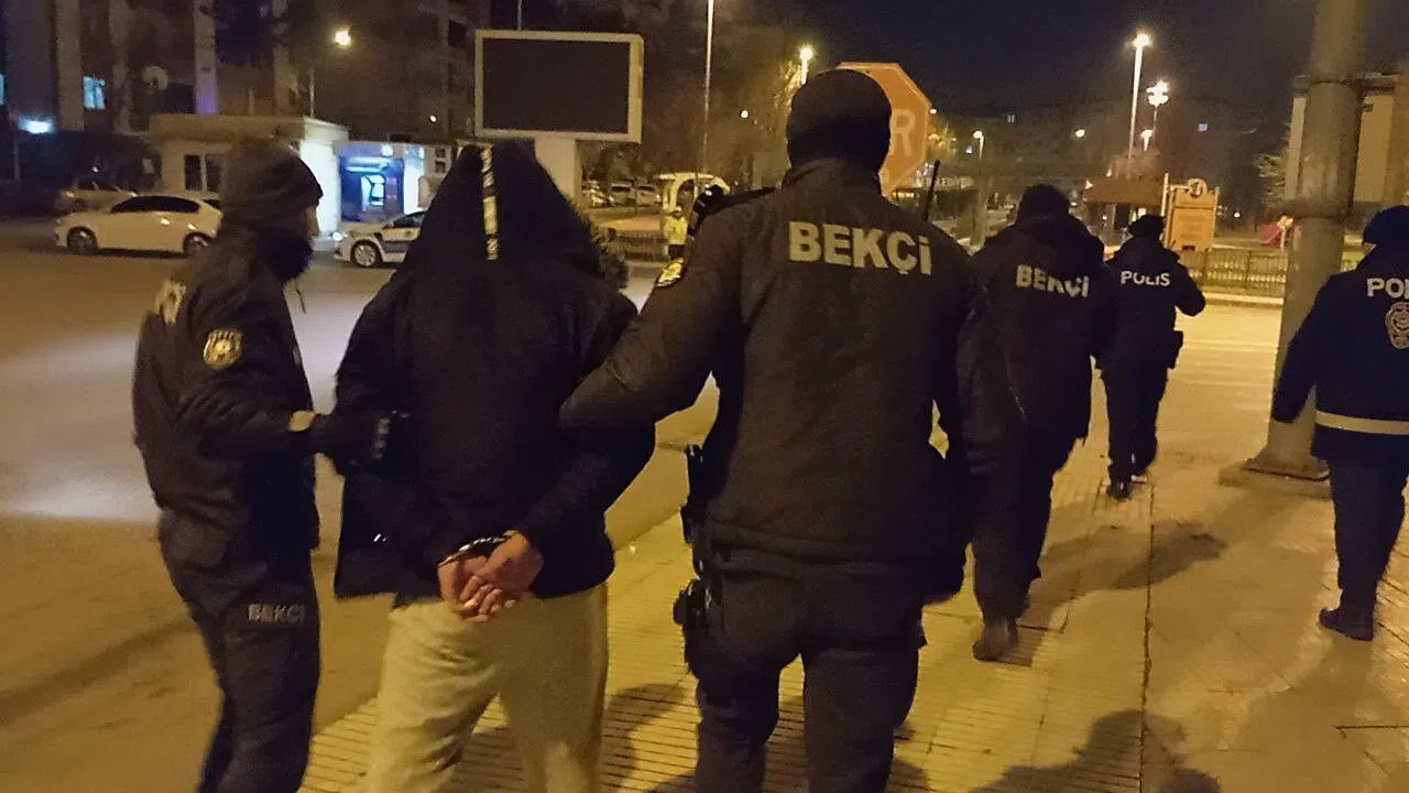 Kontrol noktasından kaçan şahsın üzerinden satır çıktı