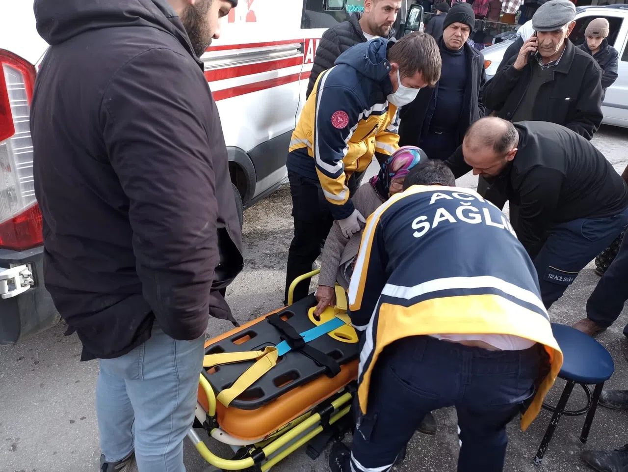 Yaşlı kadına otomobil çarpıp kaçtı