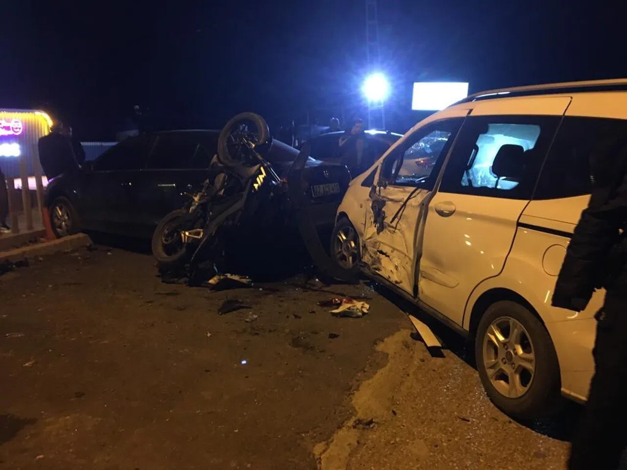 Otomobil ile motosiklet çarpıştı: 1’i ağır 2 yaralı
