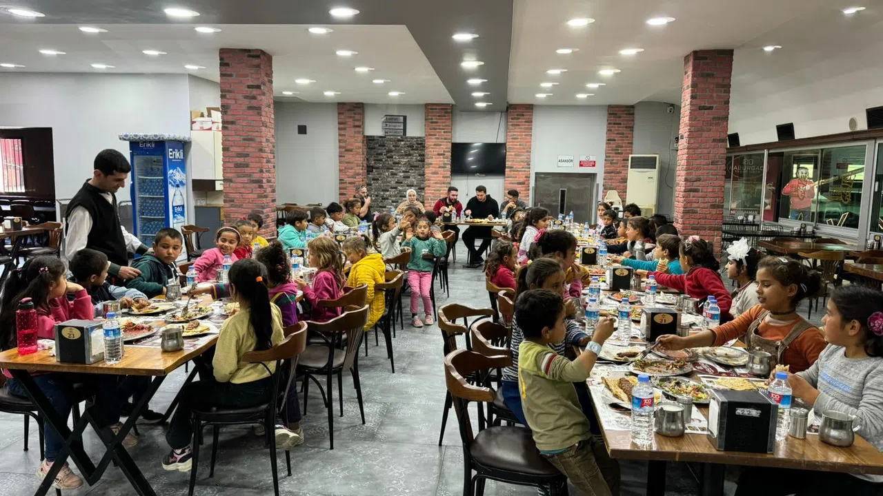 Çadırda kalan çocuklara kebap ikram edildi  