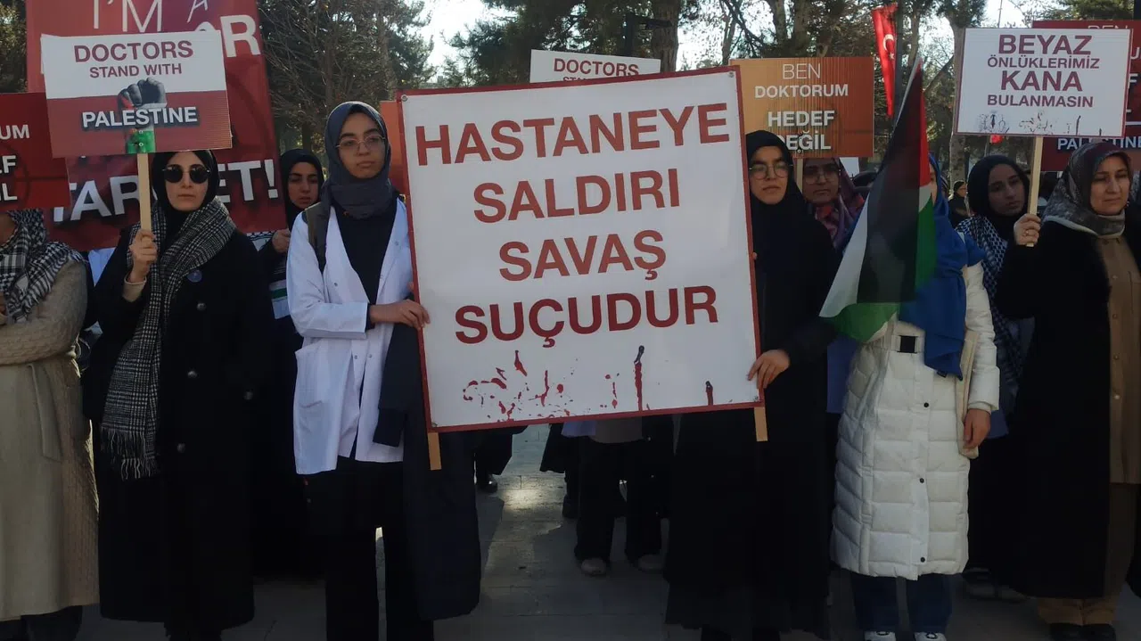 Hekimler ve sağlık çalışanlarından İsrail zulmüne karşı eylem