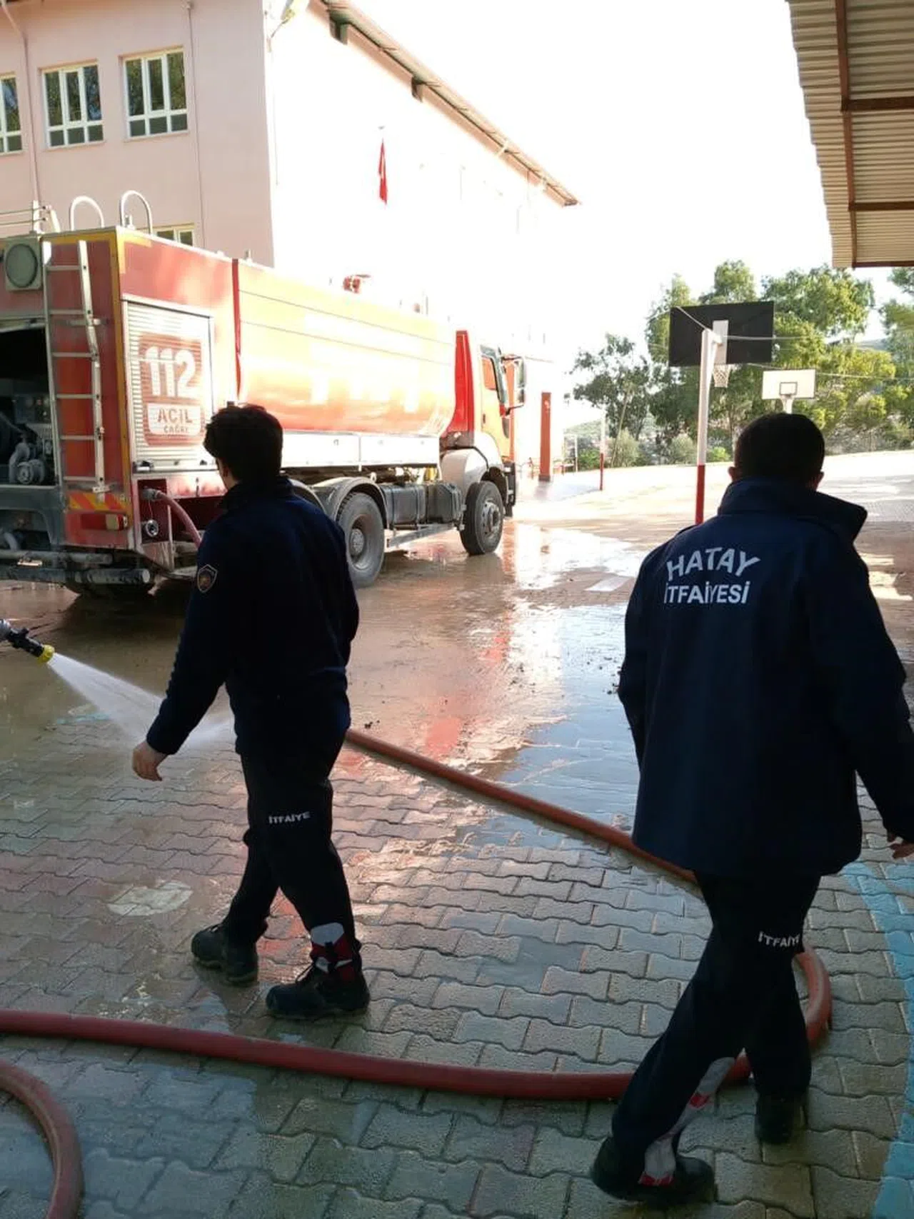 İtfaiye ekipleri okul bahçesini çamurdan arındırdı