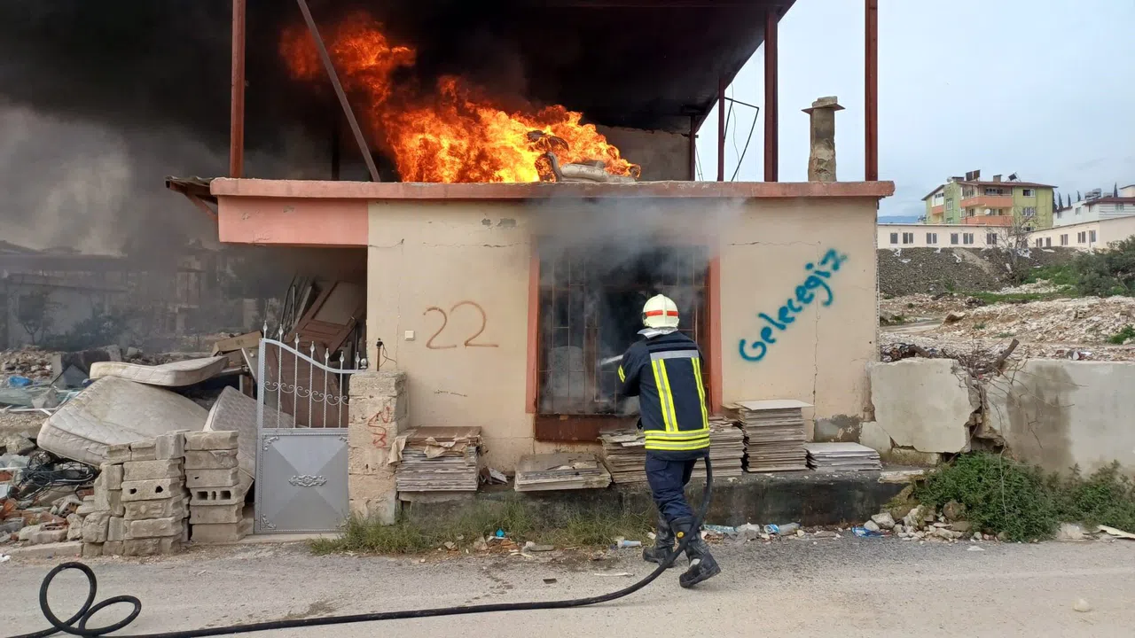 Evde çıkan yangın maddi hasara neden oldu