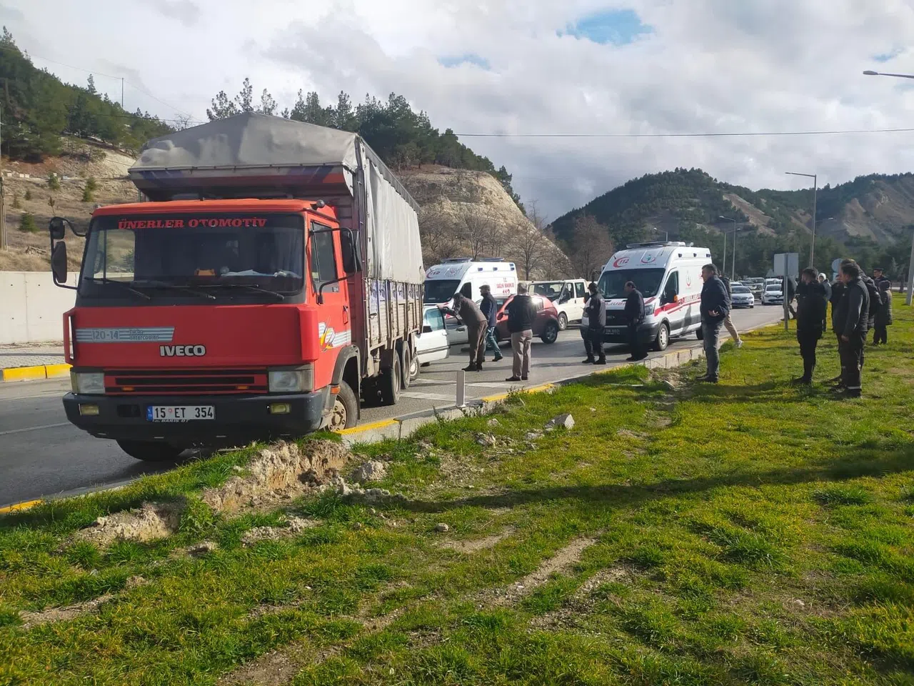 Kırmızı ışıkta duran kamyonete otomobil çarptı: 4 yaralı