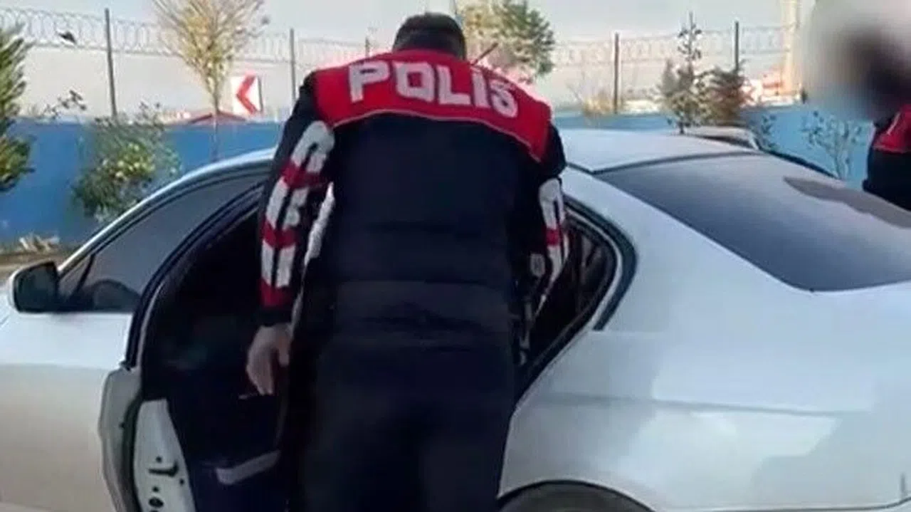 Durdurulan otomobilde ruhsatsız tabanca ele geçirildi