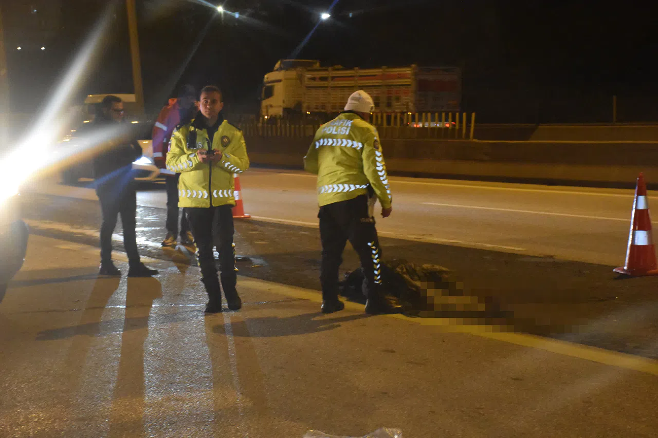 Adana’da otoyolda tırın çarptığı kadın öldü