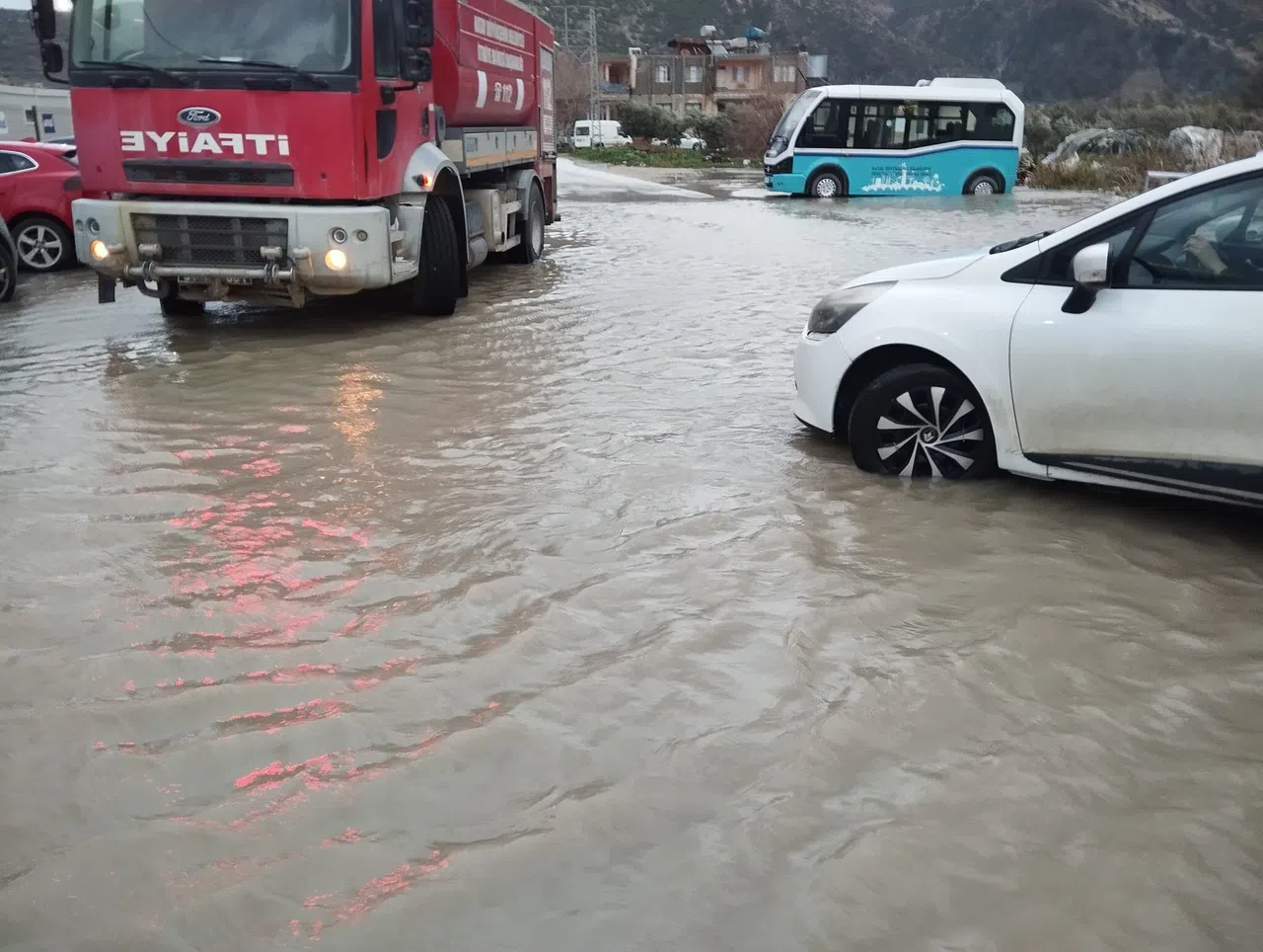 Samandağ’da şiddetli yağış hayatı olumsuz etkiledi