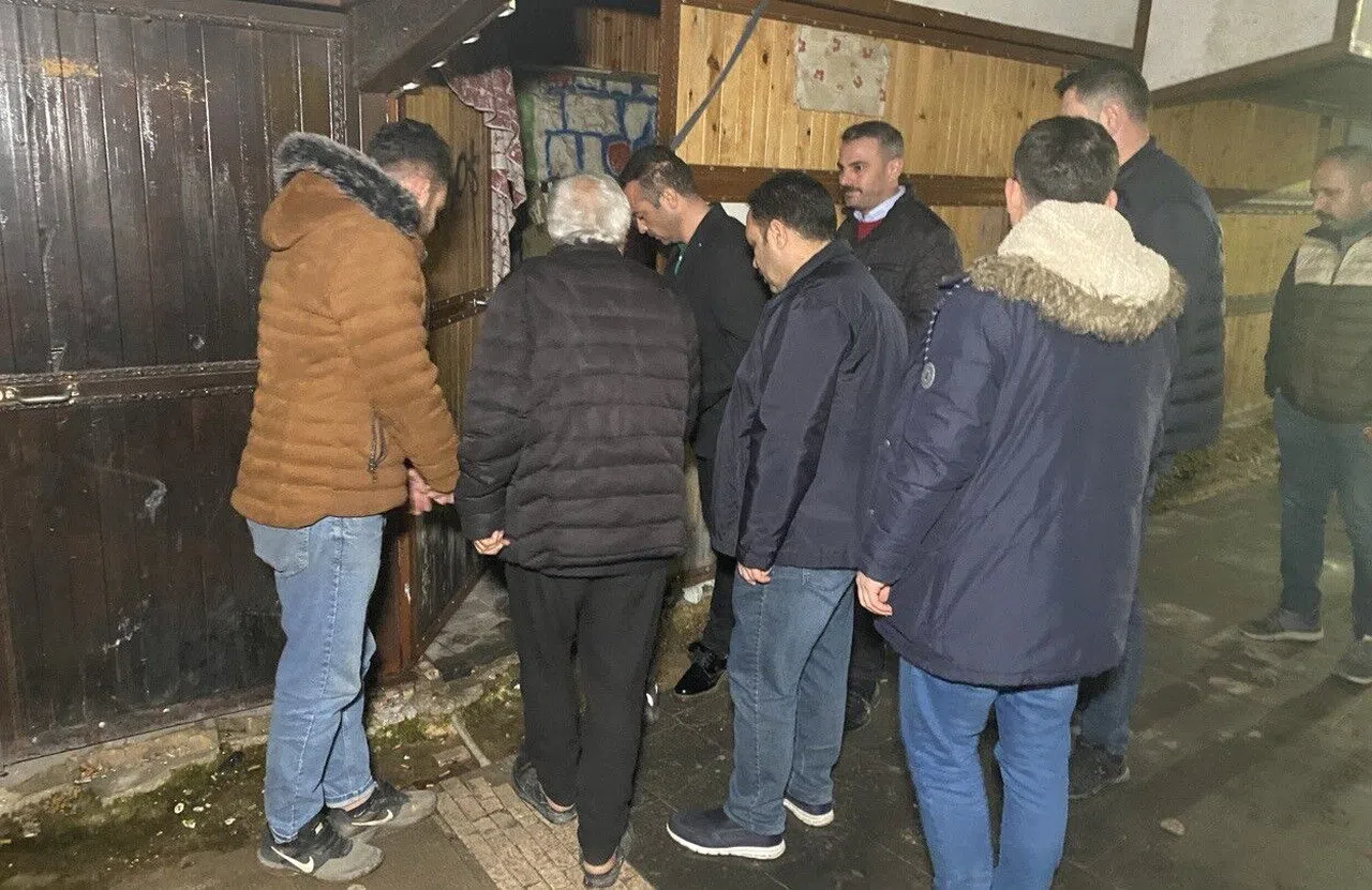 Kulübede yaşayan dede ve toruna duyarsız kalmadılar