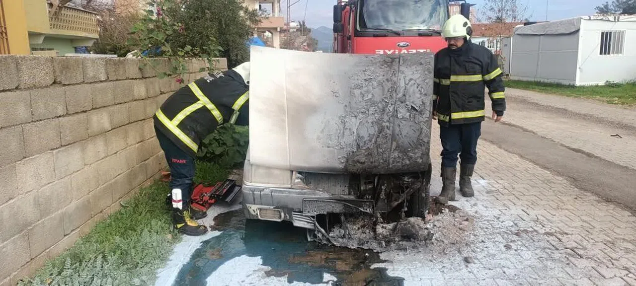 Tofaş otomobilde çıkan yangını itfaiye söndürdü