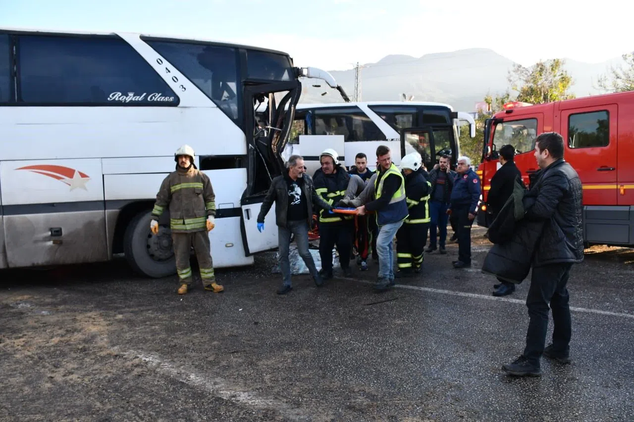 İşçi servislerinin çarpıştığı kazada yaralı sayısı 11 oldu
