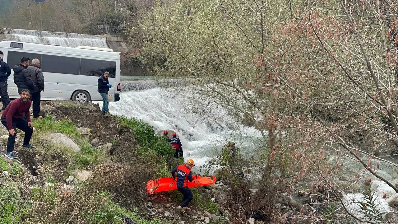 Dere kenarında ceset bulundu