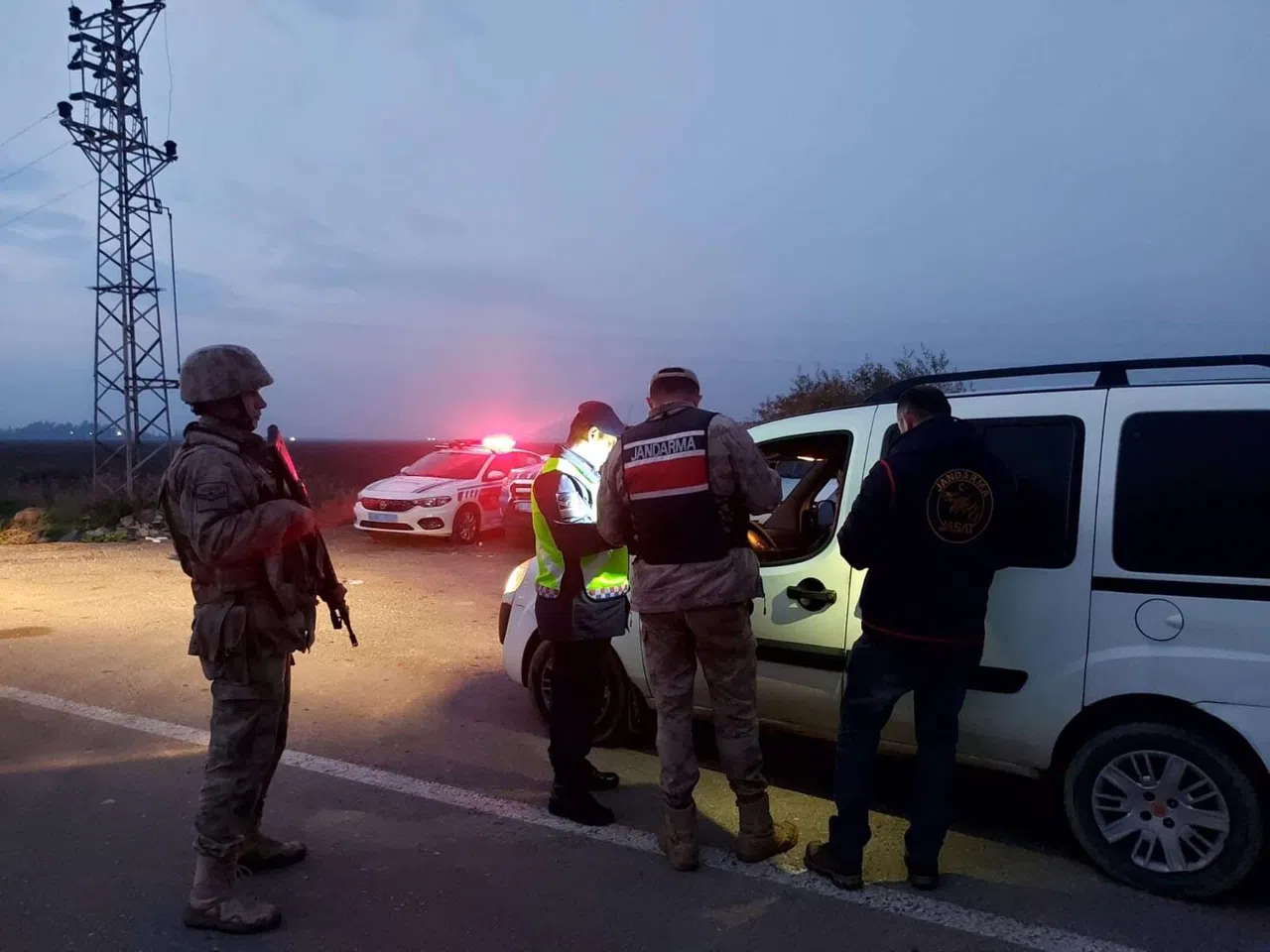 Jandarma ekipleri 108 aranan şahsı yakaladı  