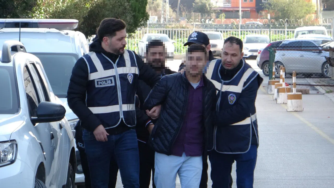 İki farklı eve baskın: 2 bin 423 uyuşturucu hap ile silahlar ele geçirildi  