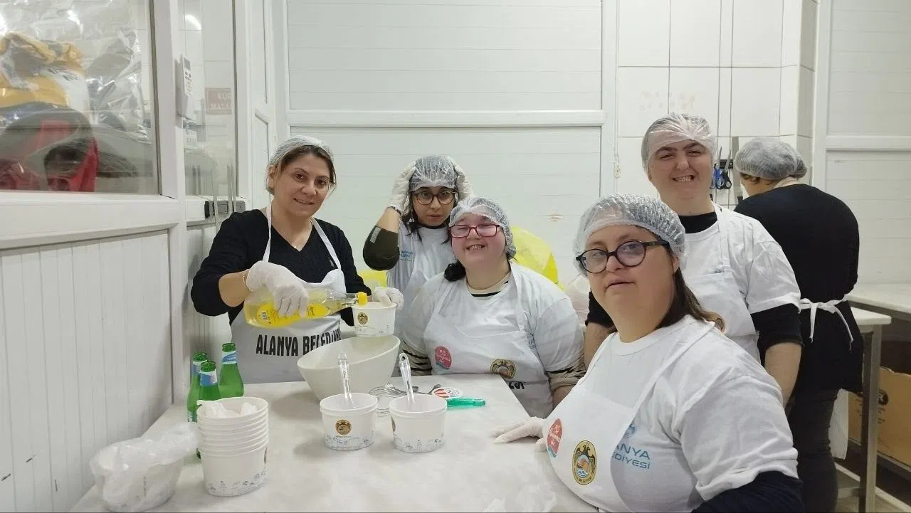 Engelli bireyler mutfakta börek açtı    
