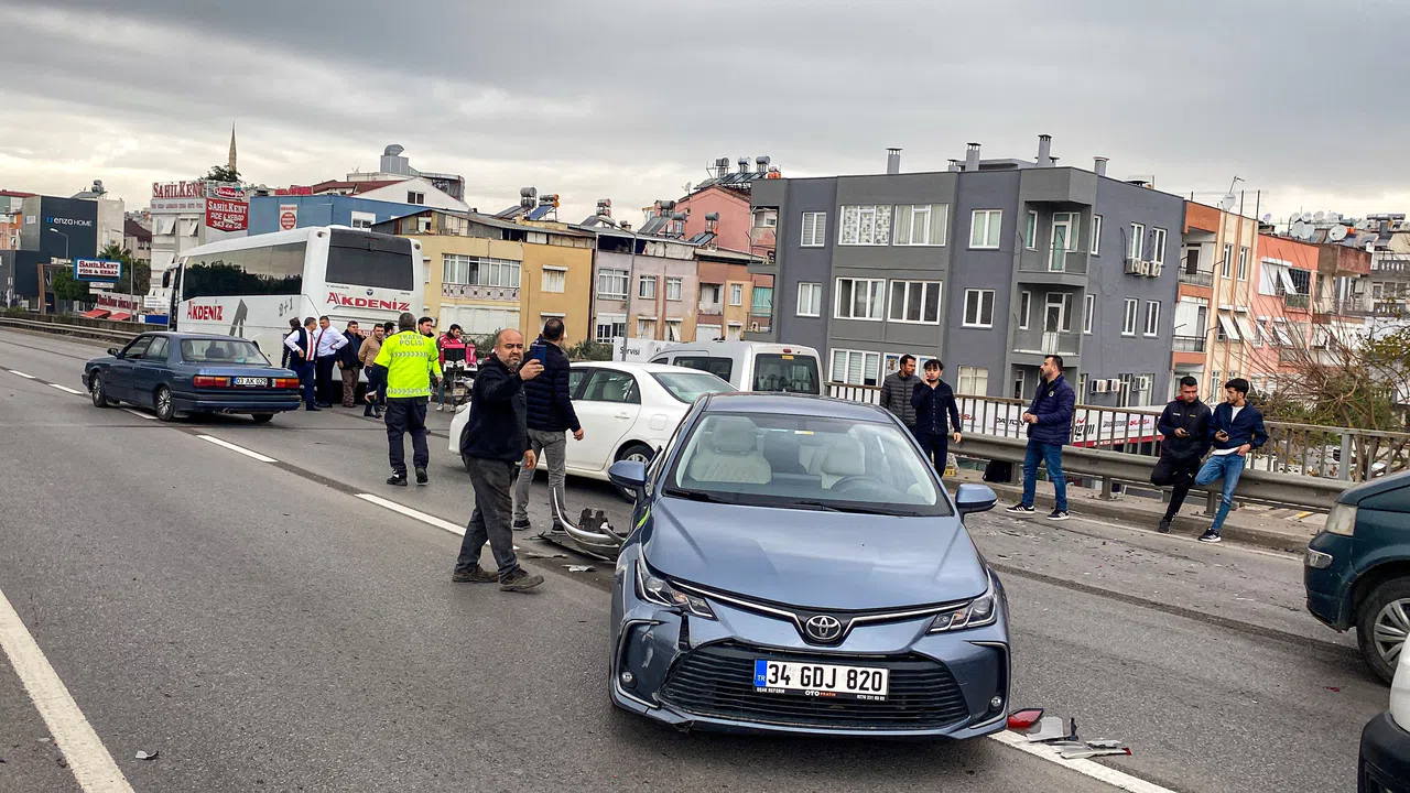 Kazada hafif ticari araç adeta kullanılamaz hale gelirken, yaralanan olmadı