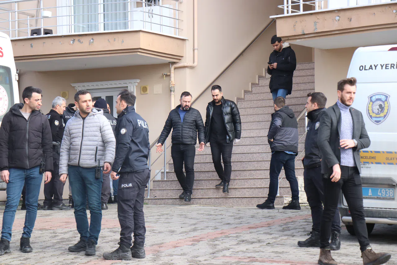 Cinnet getiren polis aile fertlerini vurduktan sonra intihar etti