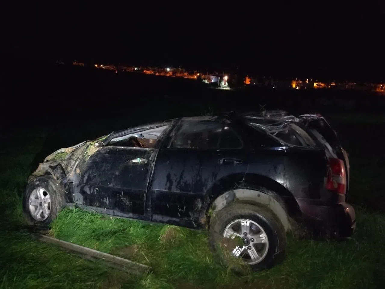 Tarlaya uçan otomobilin sürücüsü yaralandı  