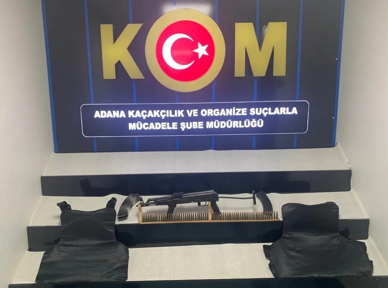 Polis evde uzun namlulu silah ve çelik yelek ele geçirdi