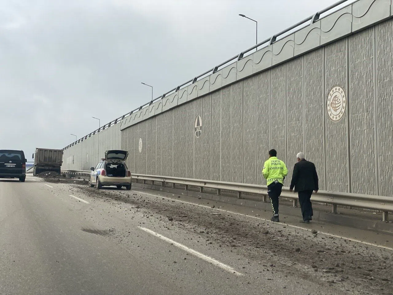 Kapak açılınca moloz karayoluna döküldü  