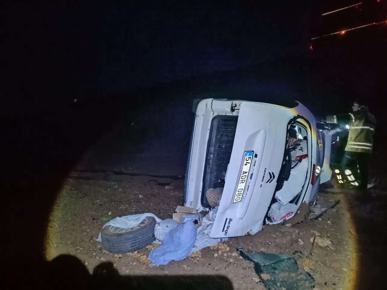 Hafif ticari araç şarampole devrildi: 6 yaralı  