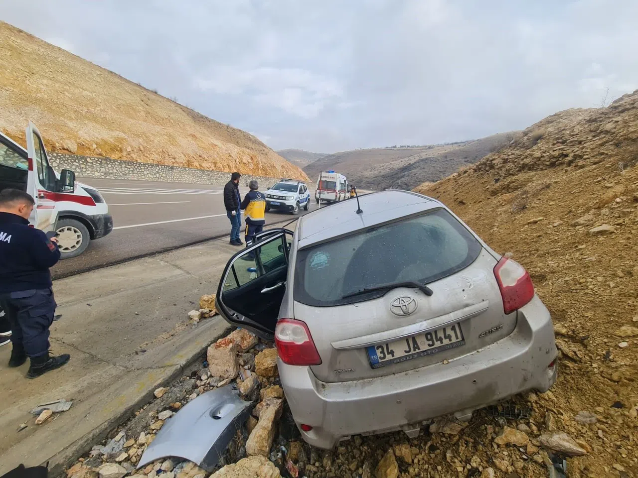 Otomobil drenaj kanalına düştü: 3 yaralı
