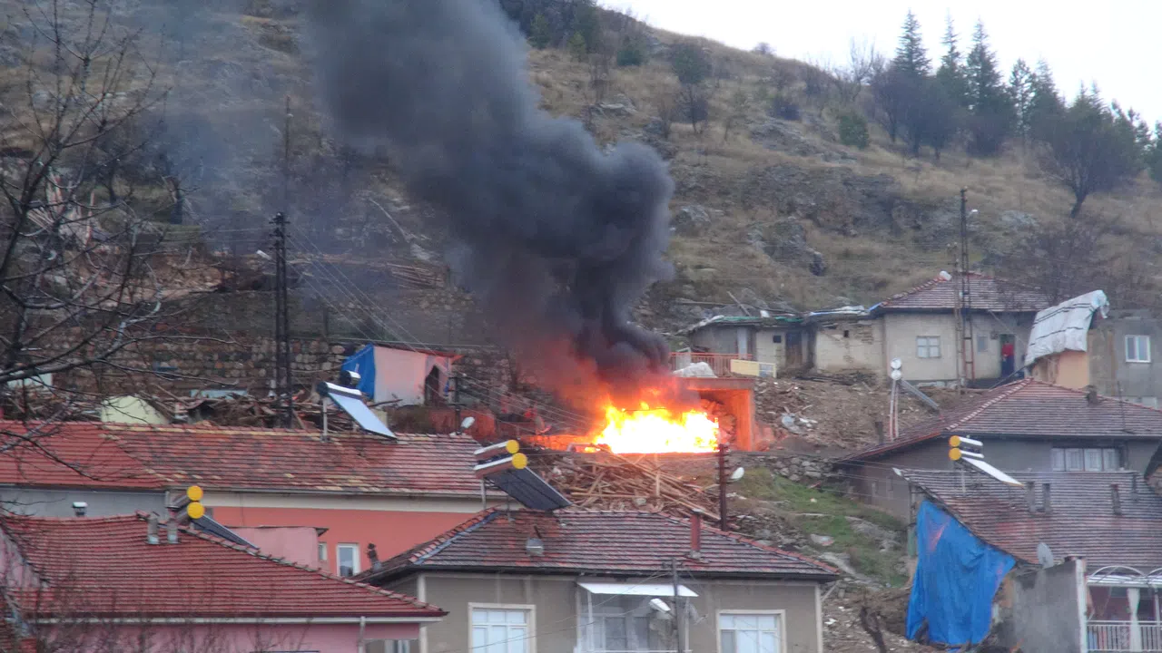 Çadır yangını korkuttu