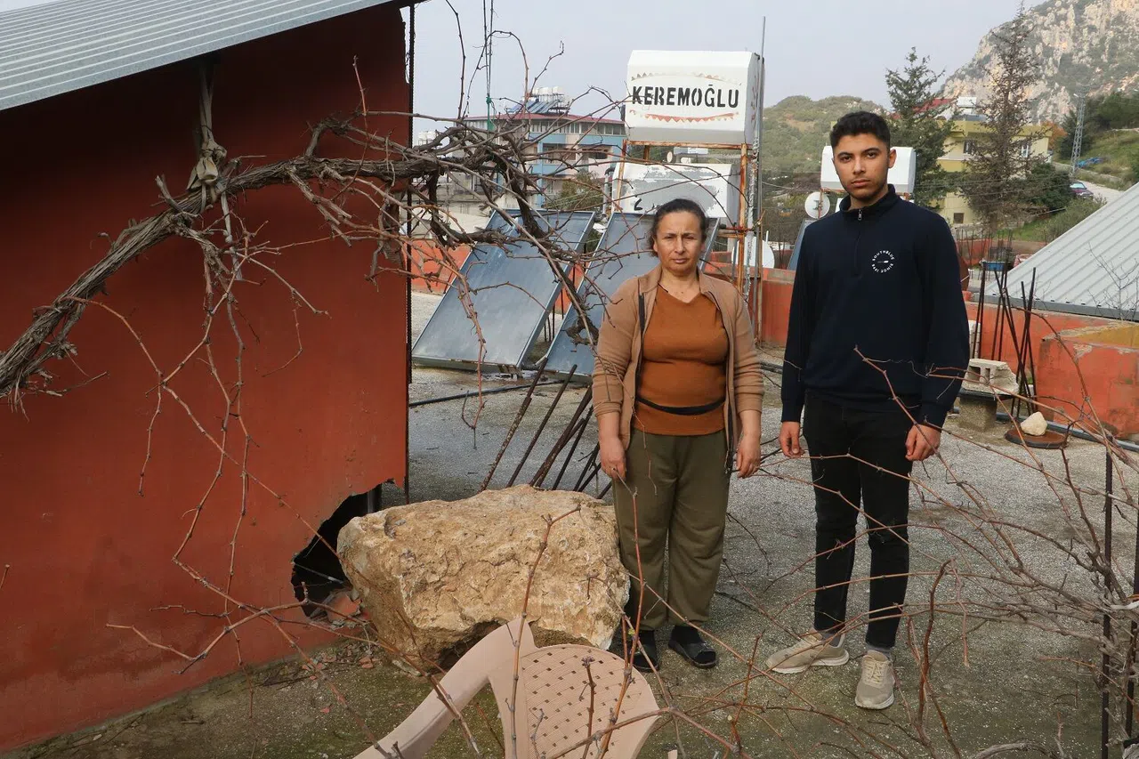 Depremden değil de ağırlıkları 2 tonu bulan kayalardan korkuyorlar