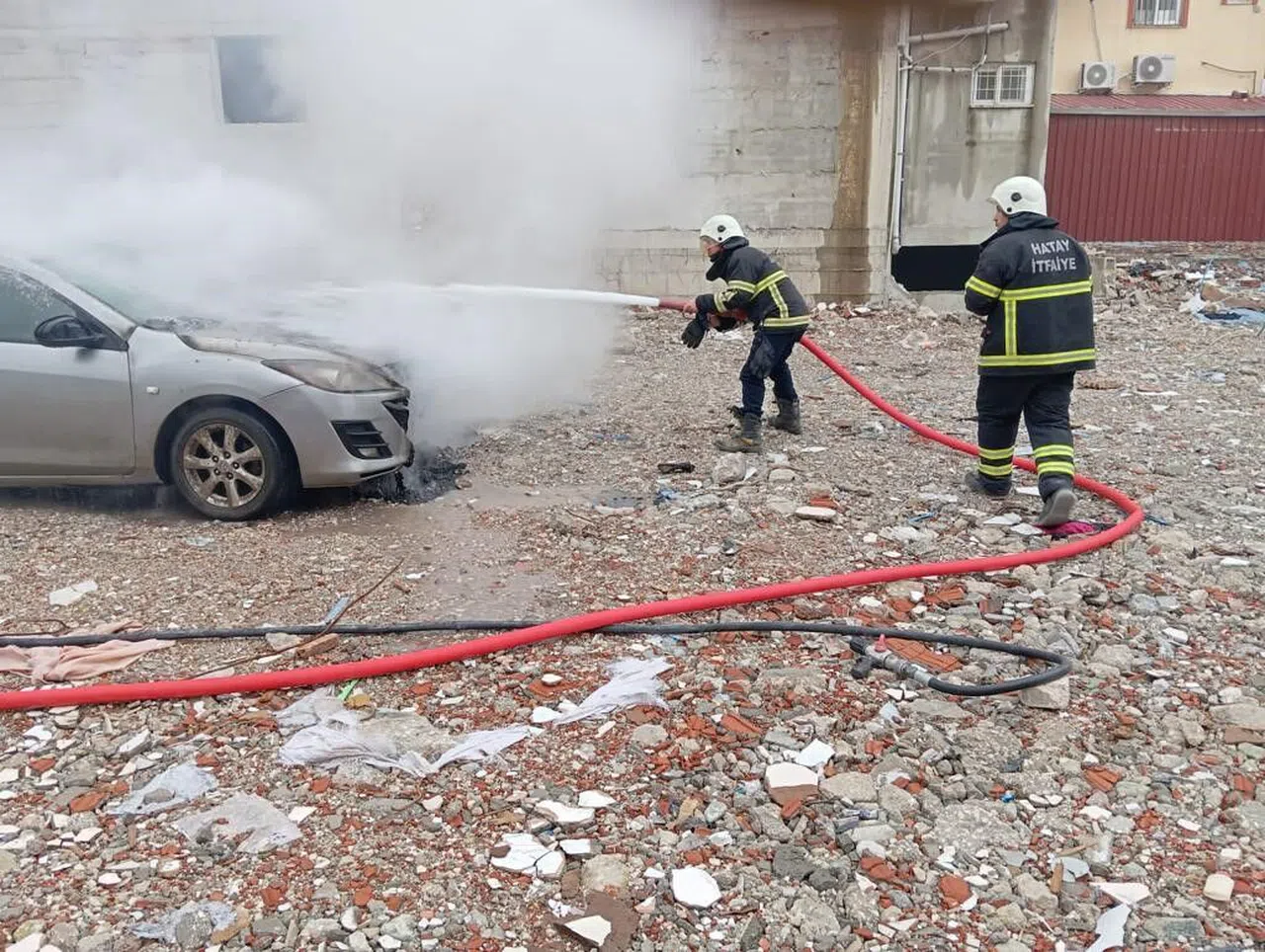 Park halindeki otomobilde yangın çıktı  