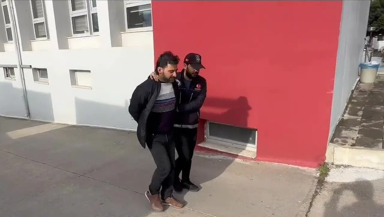 Torbacı uyuşturucuları yatağın içerisine gizlemiş  