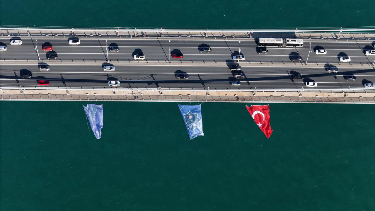 Gezeravcı için 15 Temmuz şehitler köprüsüne Türk bayrağı asıldı