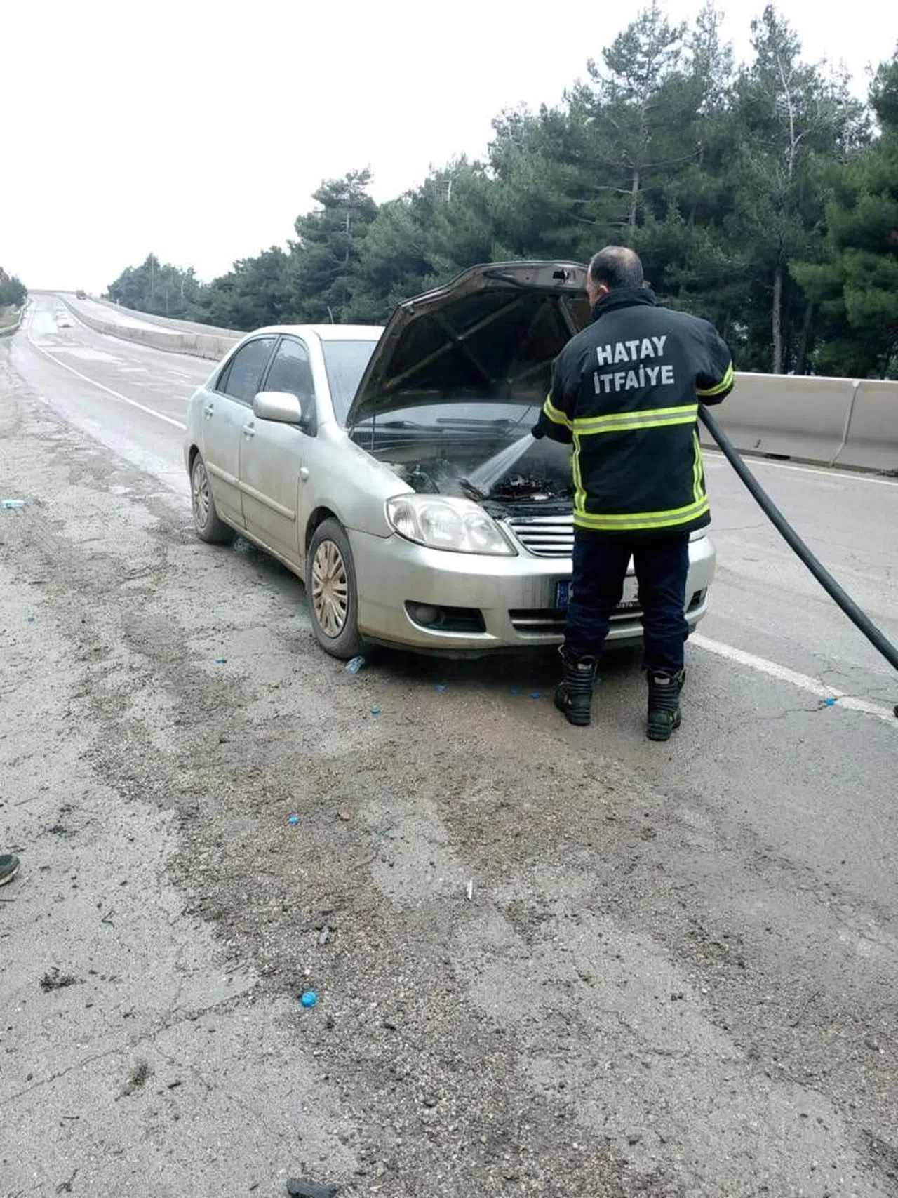 Aracın motor kısmında meydana gelen yangını itfaiye söndürdü