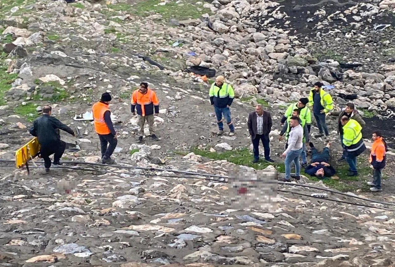 Tır viyadükte asılı kaldı: Sürücü metrelerce yükseklikten aşağı düştü 