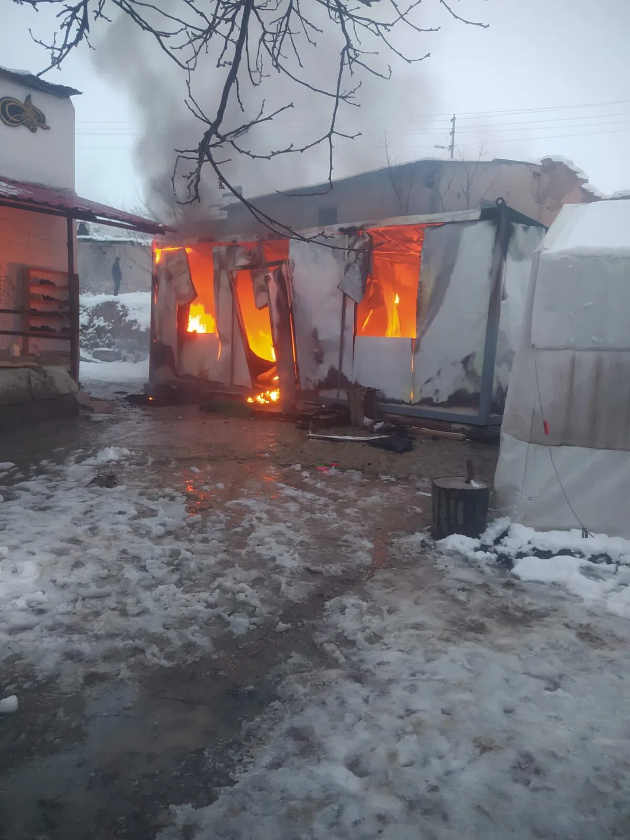 Kahramanmaraş'ta Depremzede yaşlı kadın ve engelli torunu yangından son anda kurtuldu