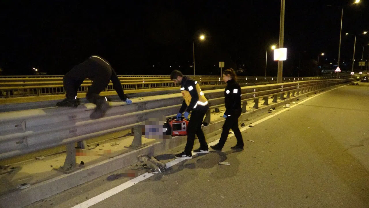 Lüks otomobille arkadan çarptığı motosiklet