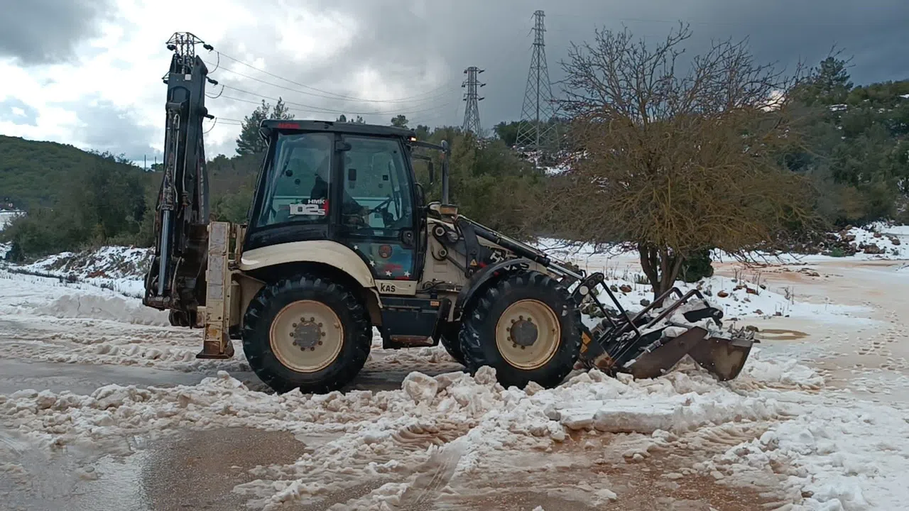 Bir anda etkili olan dolu yağışı karayolunu trafiğe kapattı   
